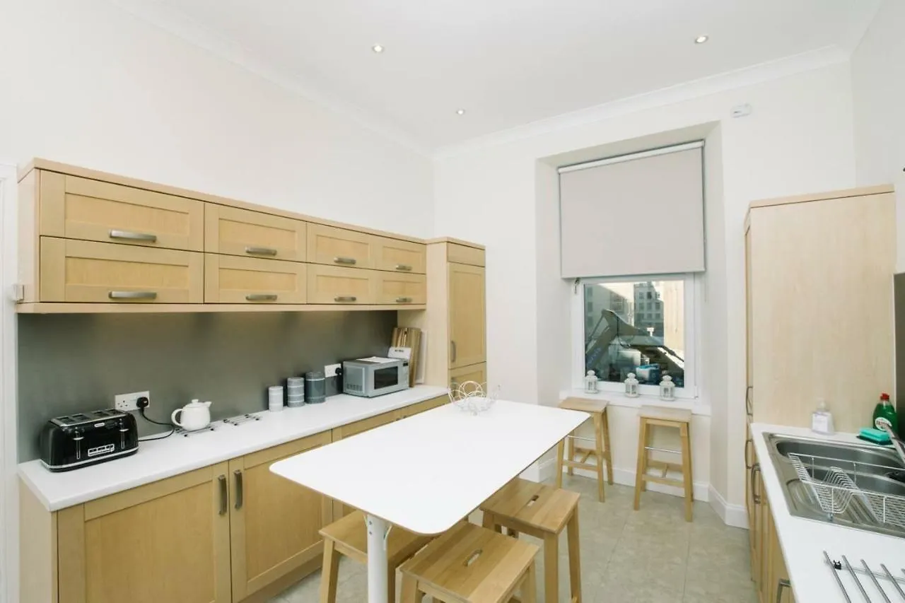 Pleasant Apartment Near Princes Street Gardens Edinburgh