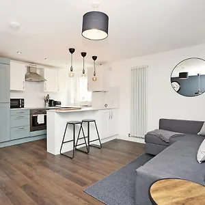 Joivy Contemporary Royal Mile With Balcony Edinburgh